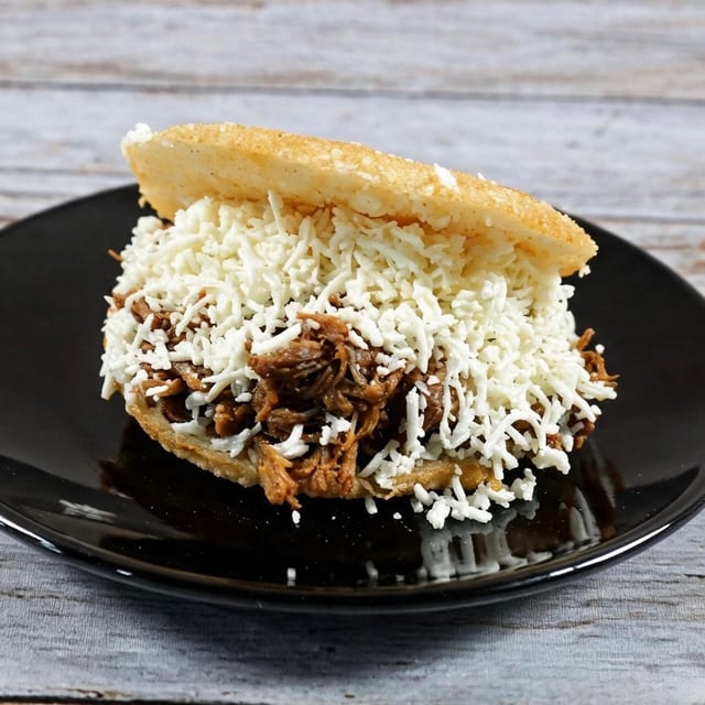 Arepa Rellena de Mechada.